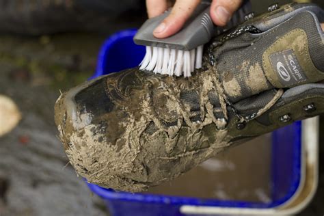 schoonmaken van wandelschoenen.